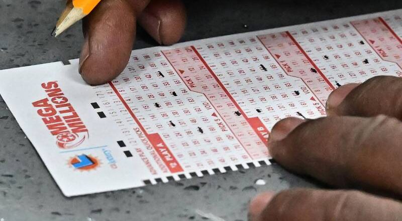 美卡車司機跨州送貨買彩券 開心抱回百萬大獎