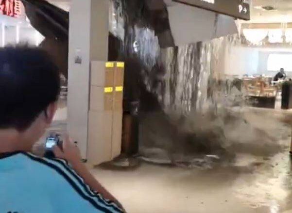 扛不住丹娜絲暴雨！重慶商場天花板爆裂 大雨狂灌影片曝光