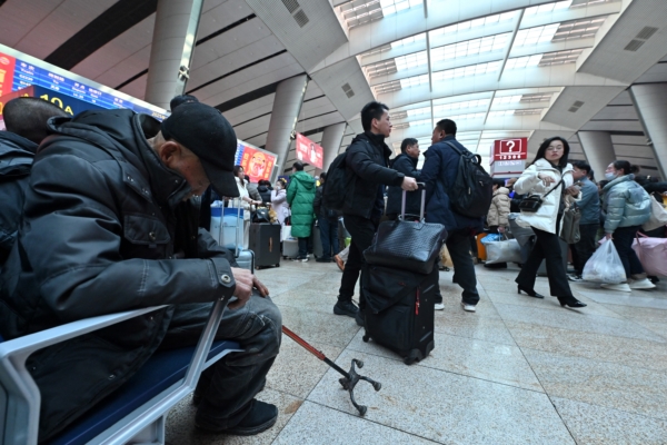 中共专家又出损招：不生孩子就少发养老金