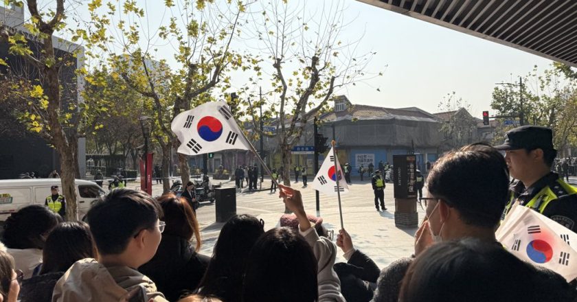 李在明访沪韩临时政府旧址 周边提前管制 韩籍民众手持国旗等候