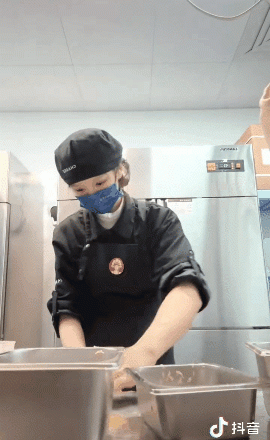 美女店员干黄一家店,霸王茶姬的天塌了