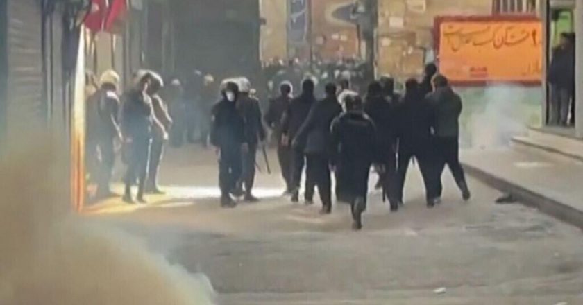 伊朗民眾抗議遍地開花 學生高喊「獨裁者去死」