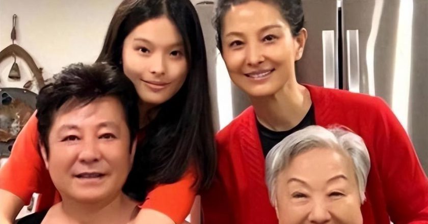 侯耀文离世18年 昔日小娇妻嫁给师侄戴志诚后 现状如何