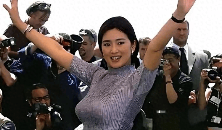 有种“原始美”叫巩俐的身材！明明一丝不露 却看得人脸红心跳