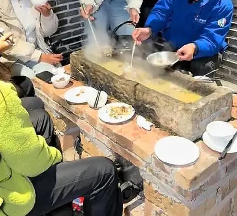 农庄“石槽火锅”被调侃像猪槽，老板：非常火爆