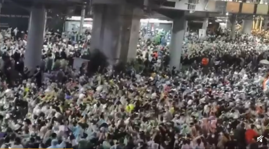 泰國曼谷再次爆發大規模抗議,示威者舉出反政府「三指」手勢表達不滿