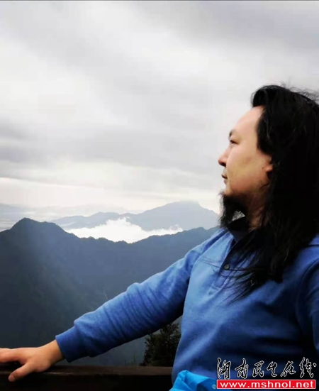 湖南「畫鄉小河」創始人、畫家練億章抽象畫「源」主題藝術欣賞