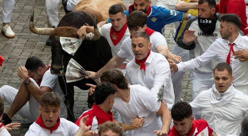西班牙奔牛节 数千人冲刺享受被牛追