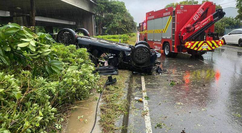 诡异！台中轿车大雨自撞翻车 警察驰抵：人不见了