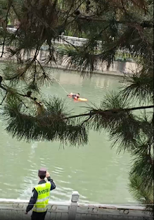 中共四中全會之時,北京國家信訪局外絕望訪民被逼跳河