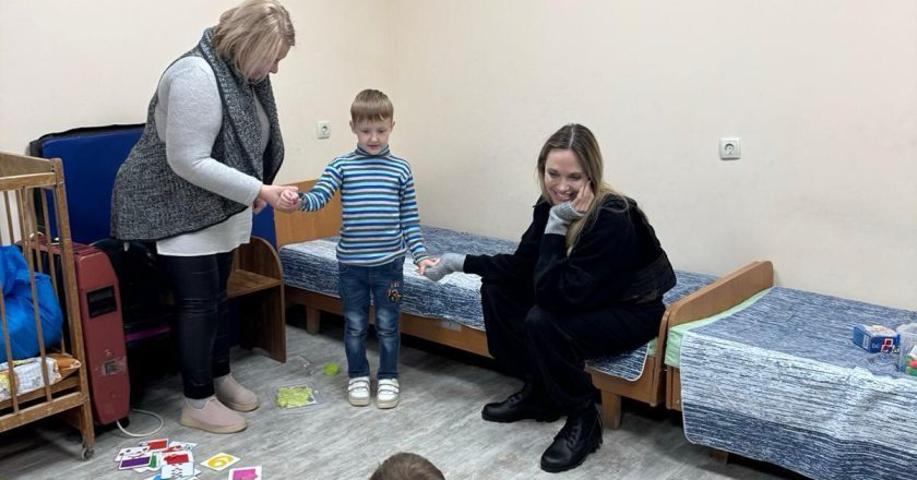 裘莉訪烏親歷無人機威脅 發文吁各國援助民眾